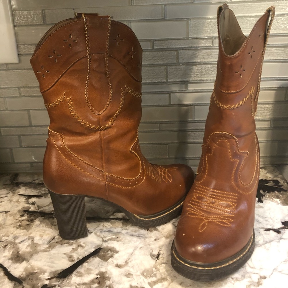 Western round toe boots